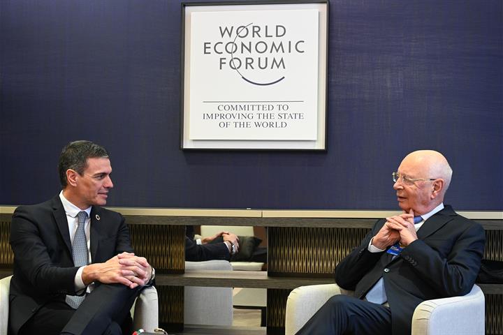 El presidente del Gobierno, Pedro Sánchez, y el presidente del Foro Económico Mundial, Klaus Schwab.