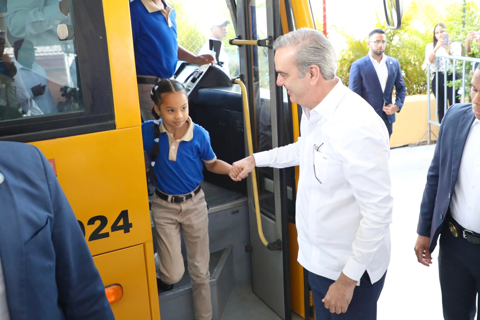 REPÚBLICA DOMINICANA: Presidente Abinader deja iniciado Sistema Nacional de Movilidad Escolar e inaugura escuela en La Victoria