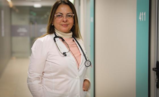 Historias de la migración: Una doctora venezolana hace sonreír a sus pacientes chilenos