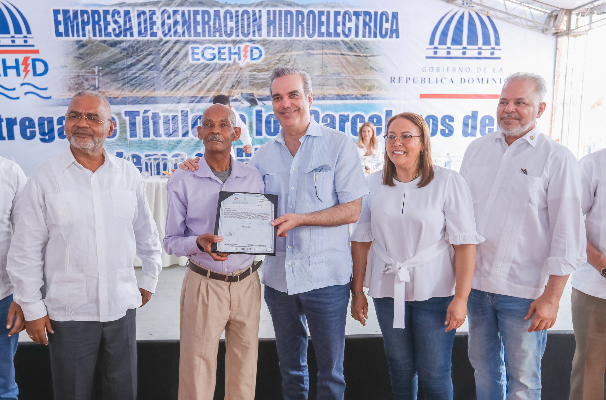REPÚBLICA DOMINICANA: Presidente Abinader entrega 150 títulos de propiedad a parceleros de Vallejuelo, San Juan