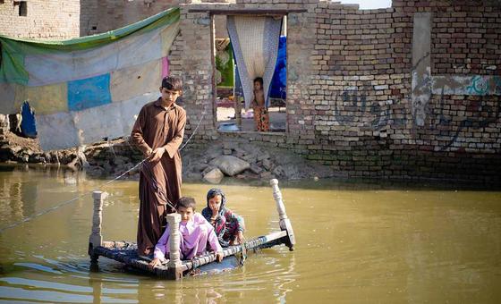 Pakistán: Unos 4 millones de niños siguen viviendo junto a aguas estancadas y contaminadas por las inundaciones