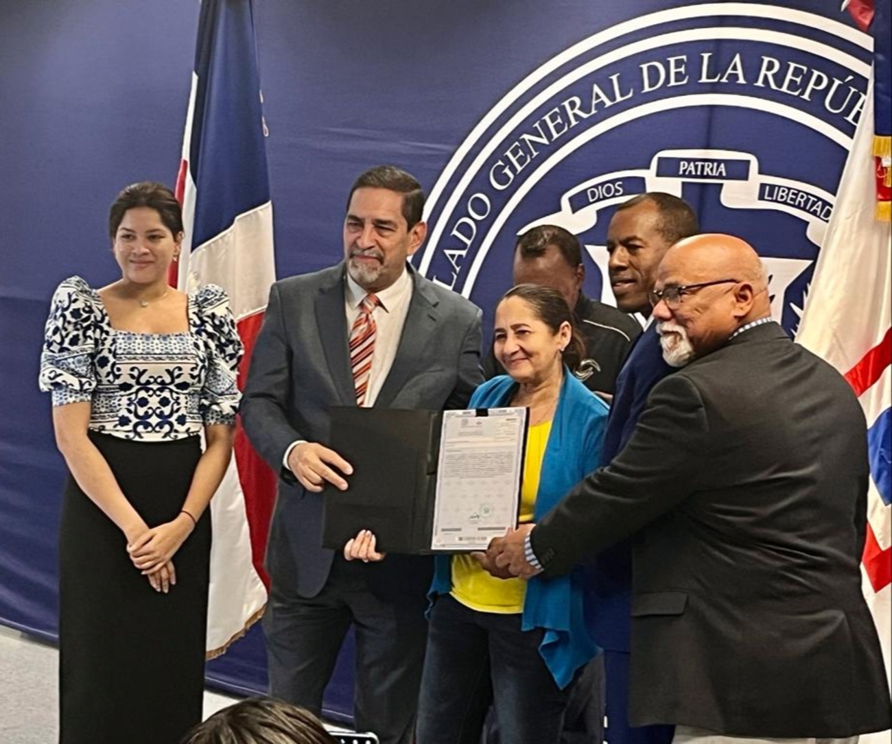 REPÚBLICA DOMINICANA: Unidad de Titulación de Terrenos del Estado entrega 65 títulos de propiedad a dominicanos residentes en EE. UU.