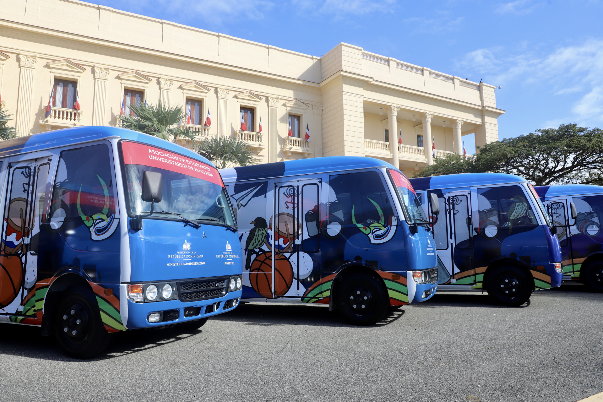 REPÚBLICA DOMINICANA: Presidente Abinader encabeza entrega 50 modernos autobuses para asociaciones de estudiantes universitarios de todo el país