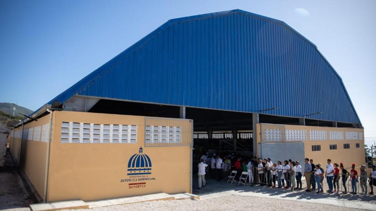 REPÚBLICA DOMINICANA: Presidente Abinader inaugura remodelado multiuso en Enriquillo, Barahona