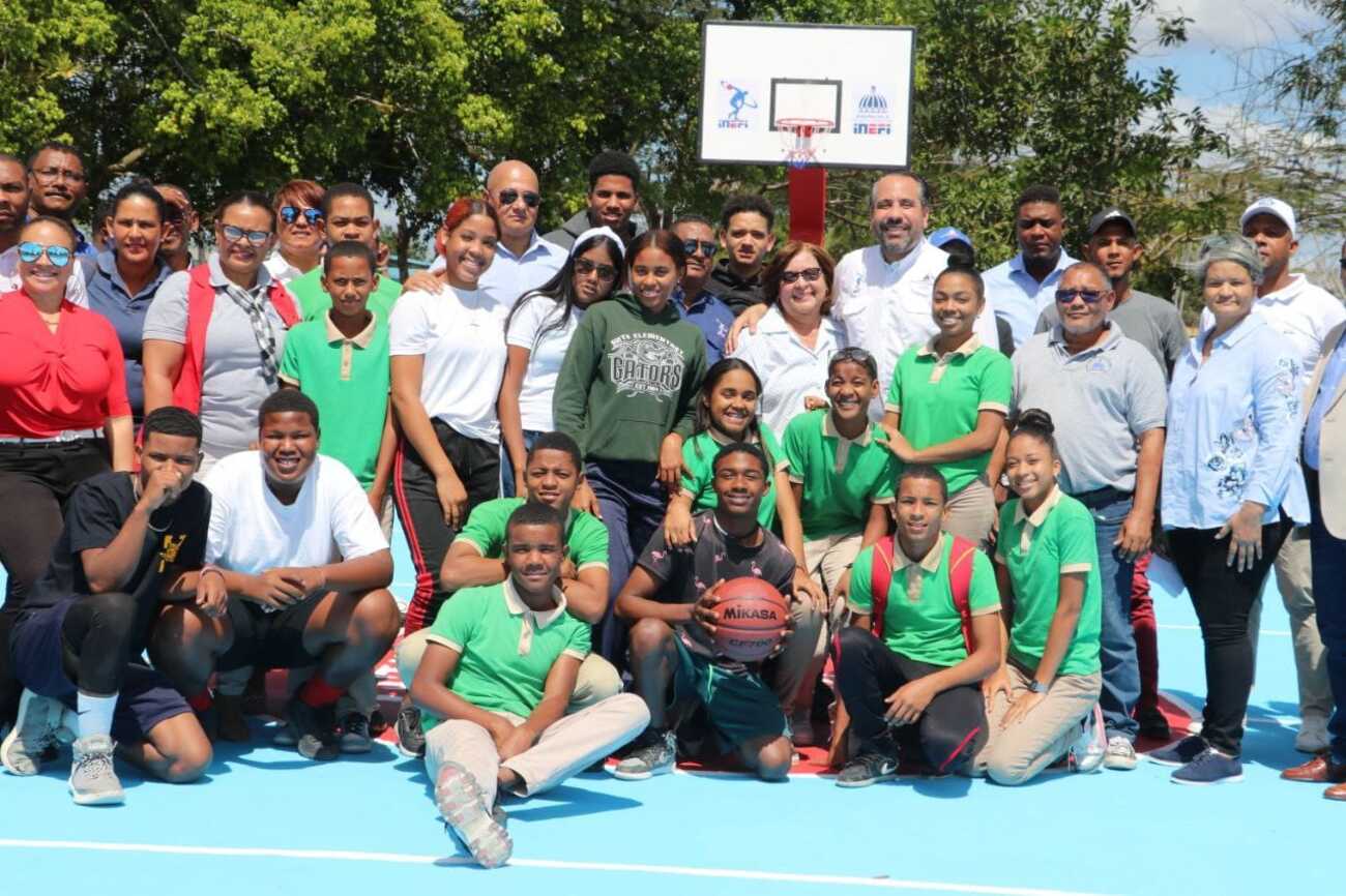 REPÚBLICA DOMINICANA: Instituto Nacional de Educación Física entrega cancha remozada y utilería deportiva en el Liceo Los Llanos, SPM