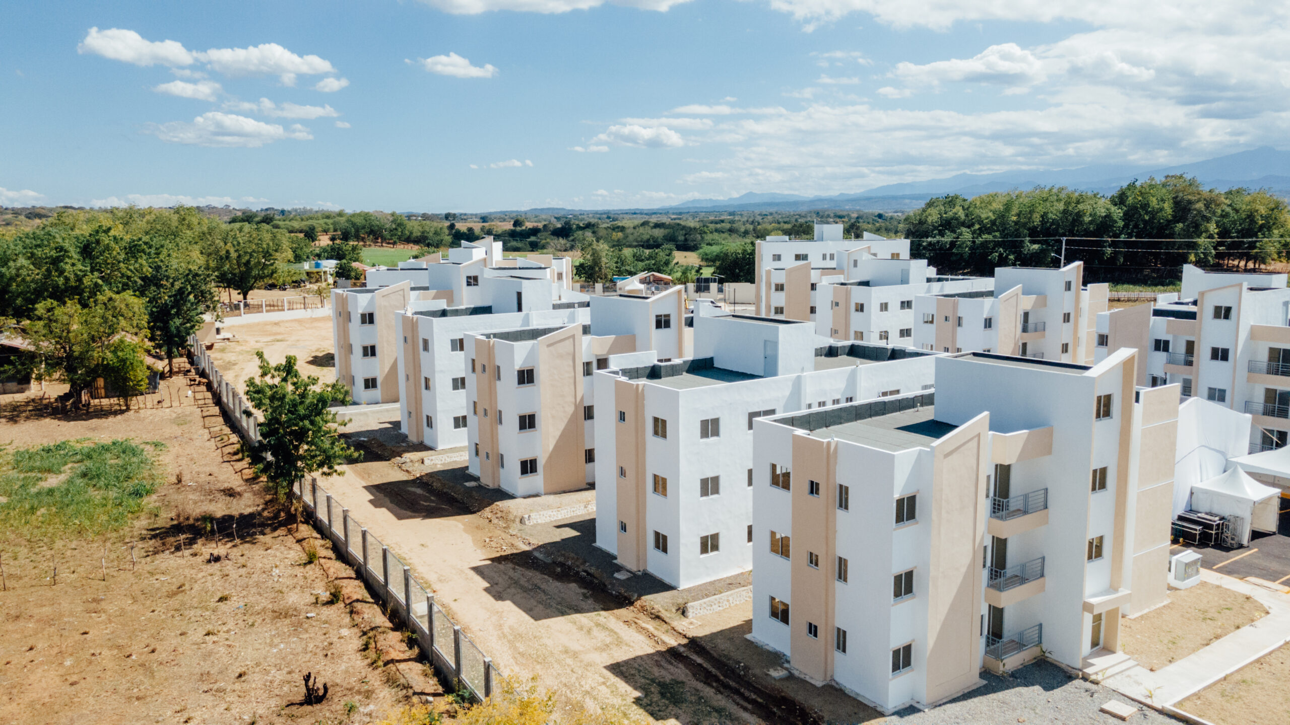 REPÚBLICA DOMINICANA: Presidente Luis Abinader entrega 80 apartamentos en Mi Vivienda Santiago Rodríguez