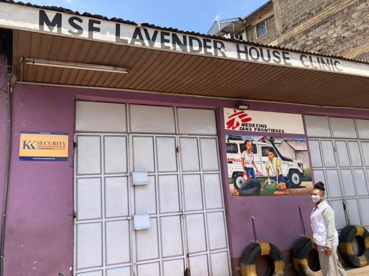 La doctora Africa Stewart, ginecóloga y obstetra, delante de la clínica La Casa de la Lavanda, de MSF, en el barrio de Mathare de Nairobi, Kenia.