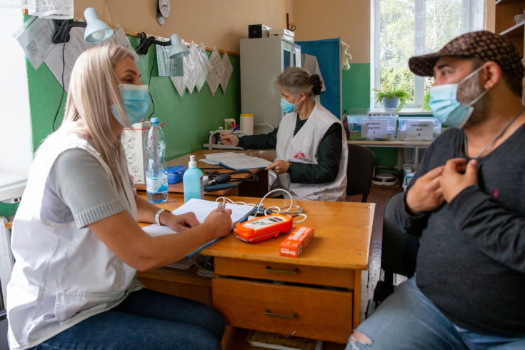 Un paciente de hipertensión en una clínica móvil de MSF en Uzhhorod, una ciudad en el suroeste de Ucrania, región de Zakarpattia. 19 de septiembre de 2022.