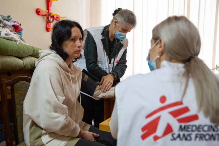 Iryna, de 39 años, es vista por el personal médico de MSF en una escuela donde se refugian personas desplazadas en Perechyn, una ciudad en el suroeste de Ucrania. Irina huyó de la violencia en Járkov, una ciudad en el noreste de Ucrania 