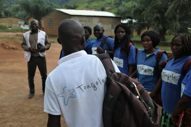 Gedeon, supervisor de promoción de salud, habla al equipo de MSF que va casa por casa en Bangui, RCA, para sensibilizar sobre la violencia sexual y cómo acceder a los servicios que brinda nuestra organización.