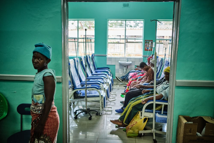 Esta es el Ala 4B del hospital de Blantyre, y es gestionada por el Ministerio de Salud de Malaui. Tiene 50 sillas en las que los pacientes de cáncer, sin importar qué tipo de cáncer, reciben quimioterapia. 