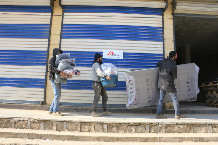 Uno de nuestros equipos carga los vehículos con artículos de primera necesidad para distribuírselos a  las víctimas de los terremotos. Siria, 11 de febrero de 2023.
