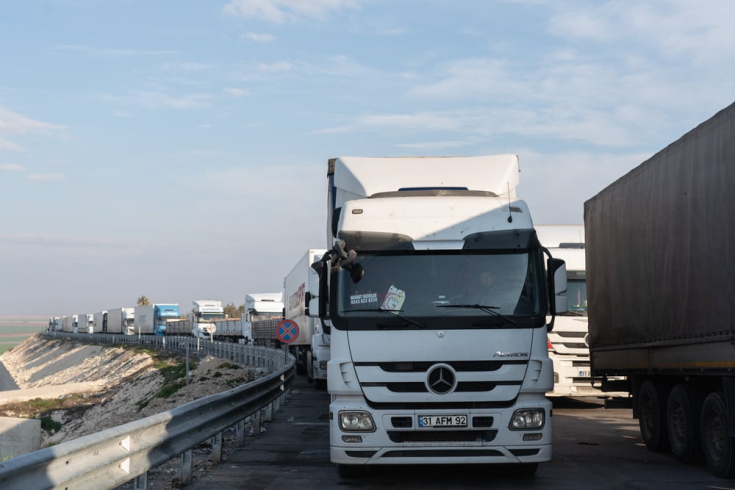 Los 14 camiones, cargados con tiendas y kits de invierno cruzan al noroeste de Siria por el paso turco de Hamam.