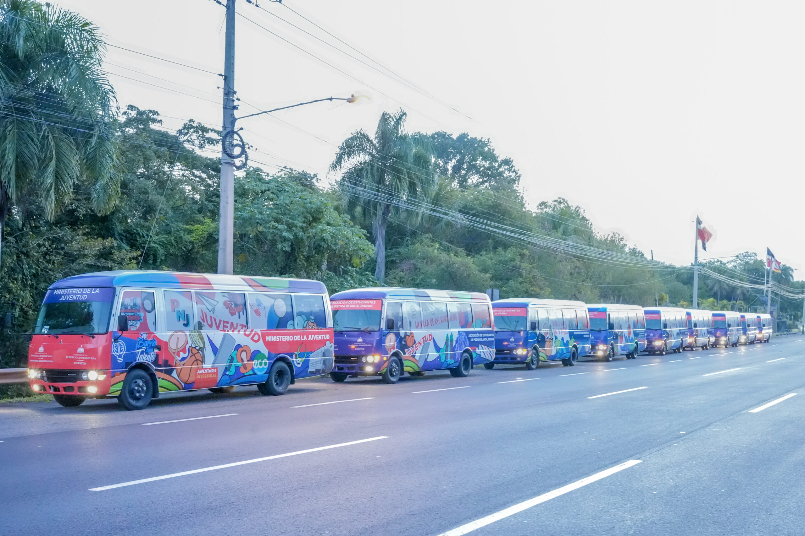 REPÚBLICA DOMINICANA: Ministerio de la Juventud entrega 50 modernos autobuses que beneficiarán a más de 56,000 jóvenes