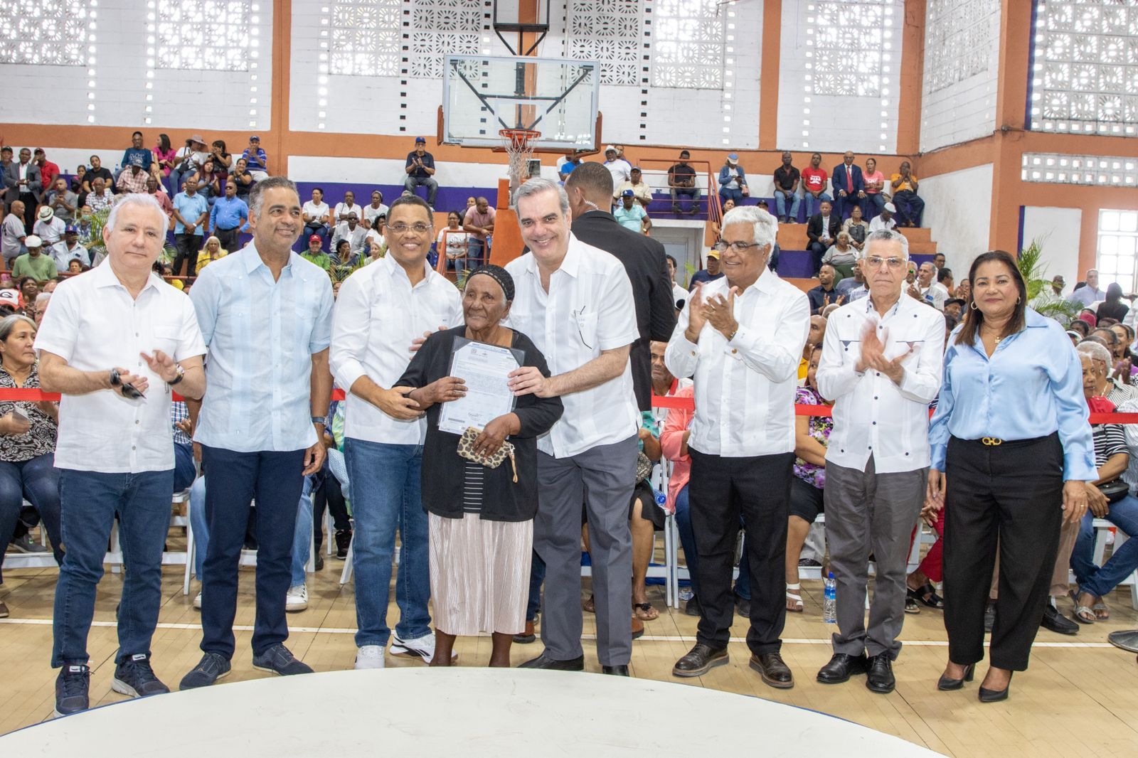 REPÚBLICA DOMINICANA: Presidente Luis Abinader entrega 560 títulos de propiedad en Santo Domingo Este