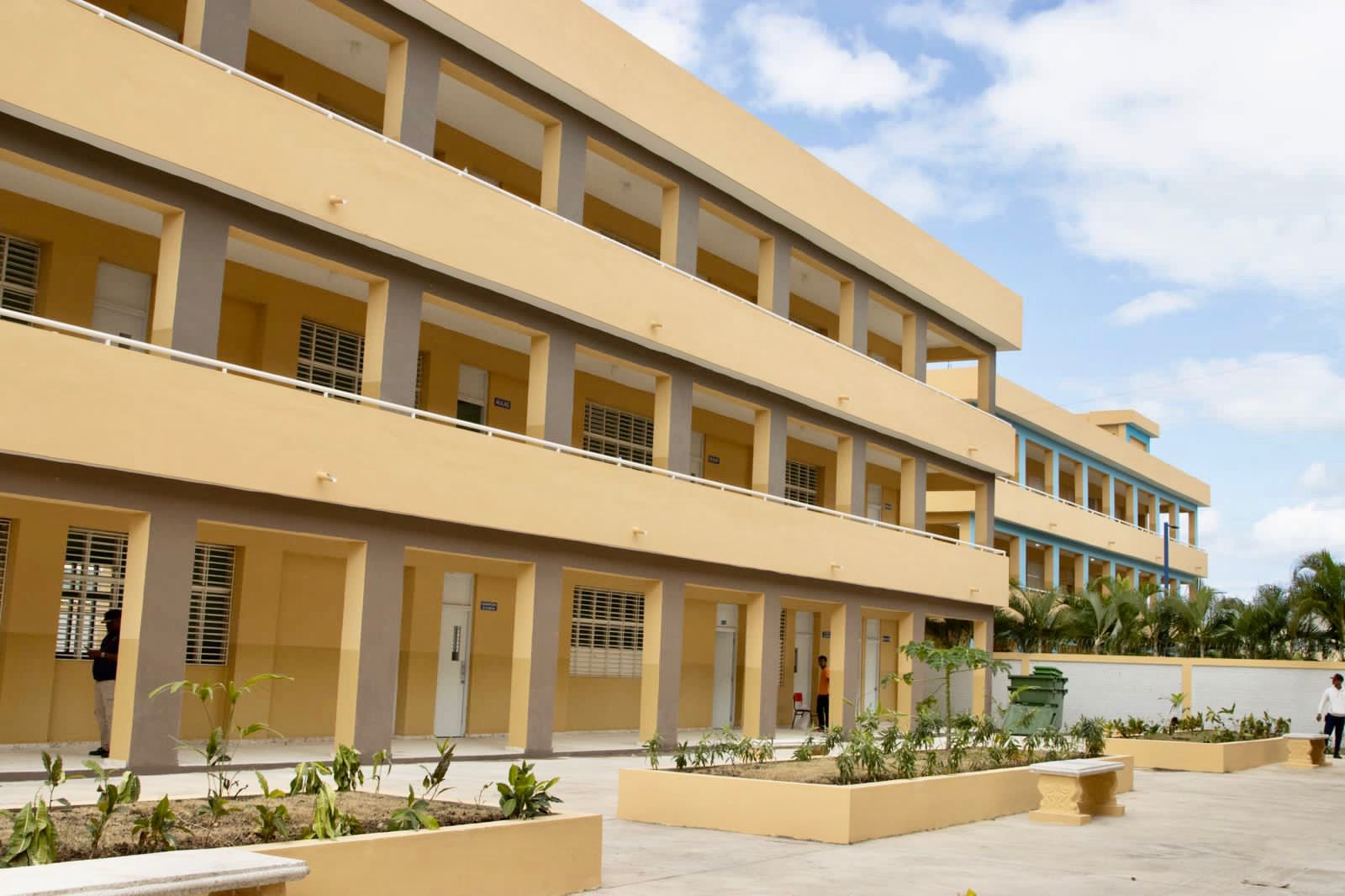 REPÚBLICA DOMINICANA: Presidente Luis Abinader inaugura Liceo Emmanuel en SDE; inversión supera los RD 79 millones