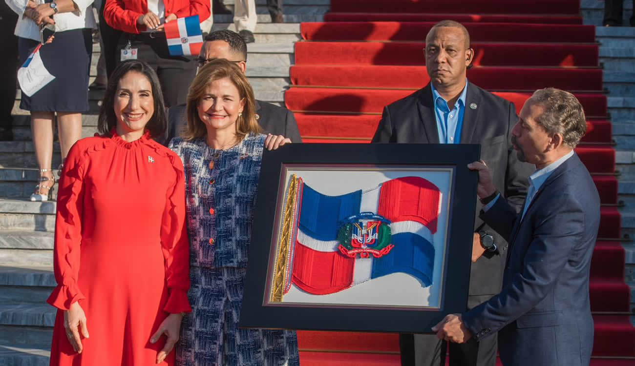 REPÚBLICA DOMINICANA: Vicepresidenta Raquel Peña encabeza acto de homenaje a la bandera nacional