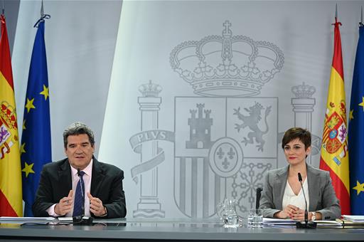 El ministro José Luis Escrivá y la ministra y portavoz, Isabel Rodríguez, en la rueda de prensa