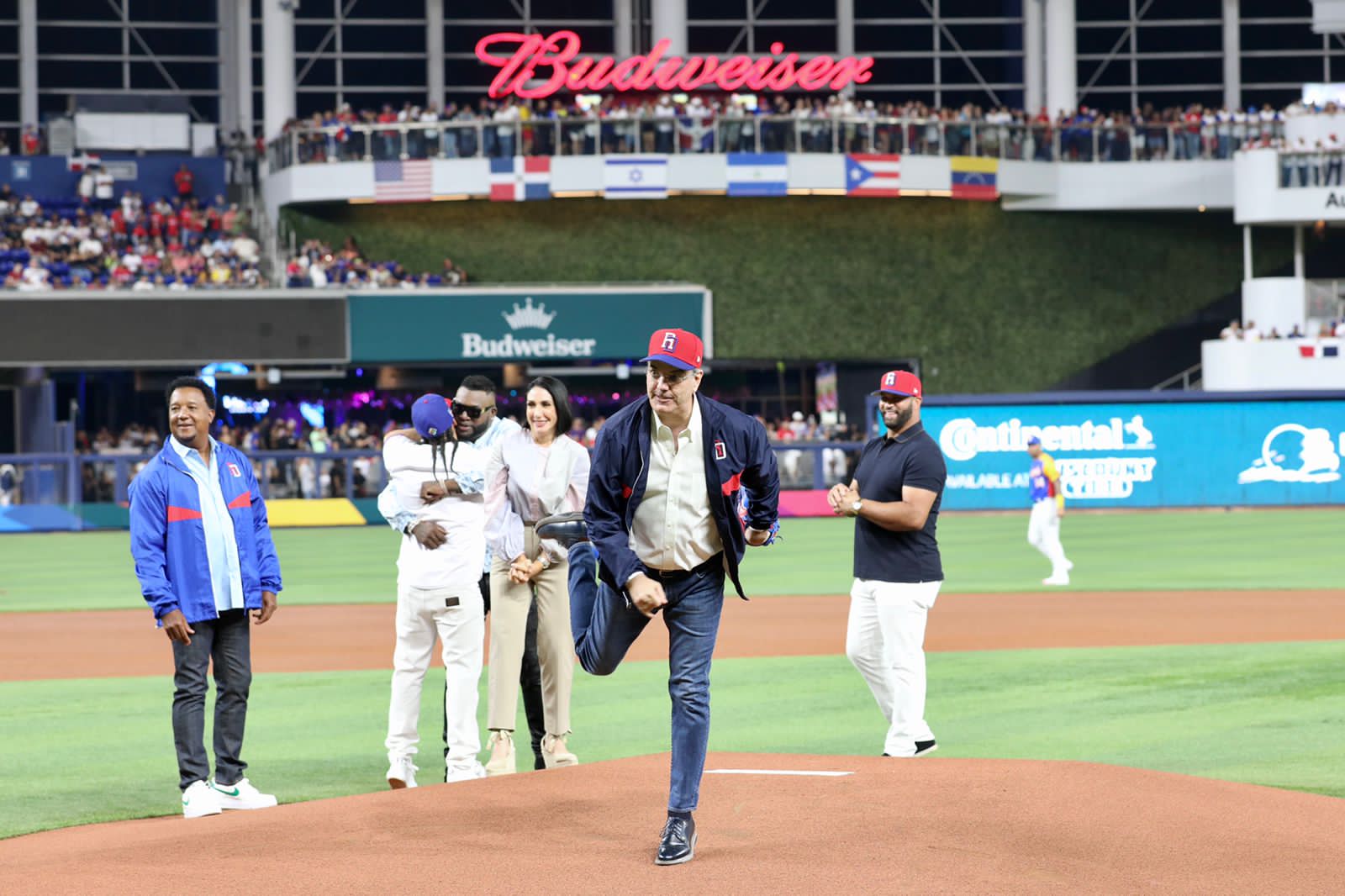 REPÚBLICA DOMINICANA: Presidente Abinader hace historia al convertirse en el primer jefe de Estado en lanzar la primera bola en Clásico Mundial de Béisbol
