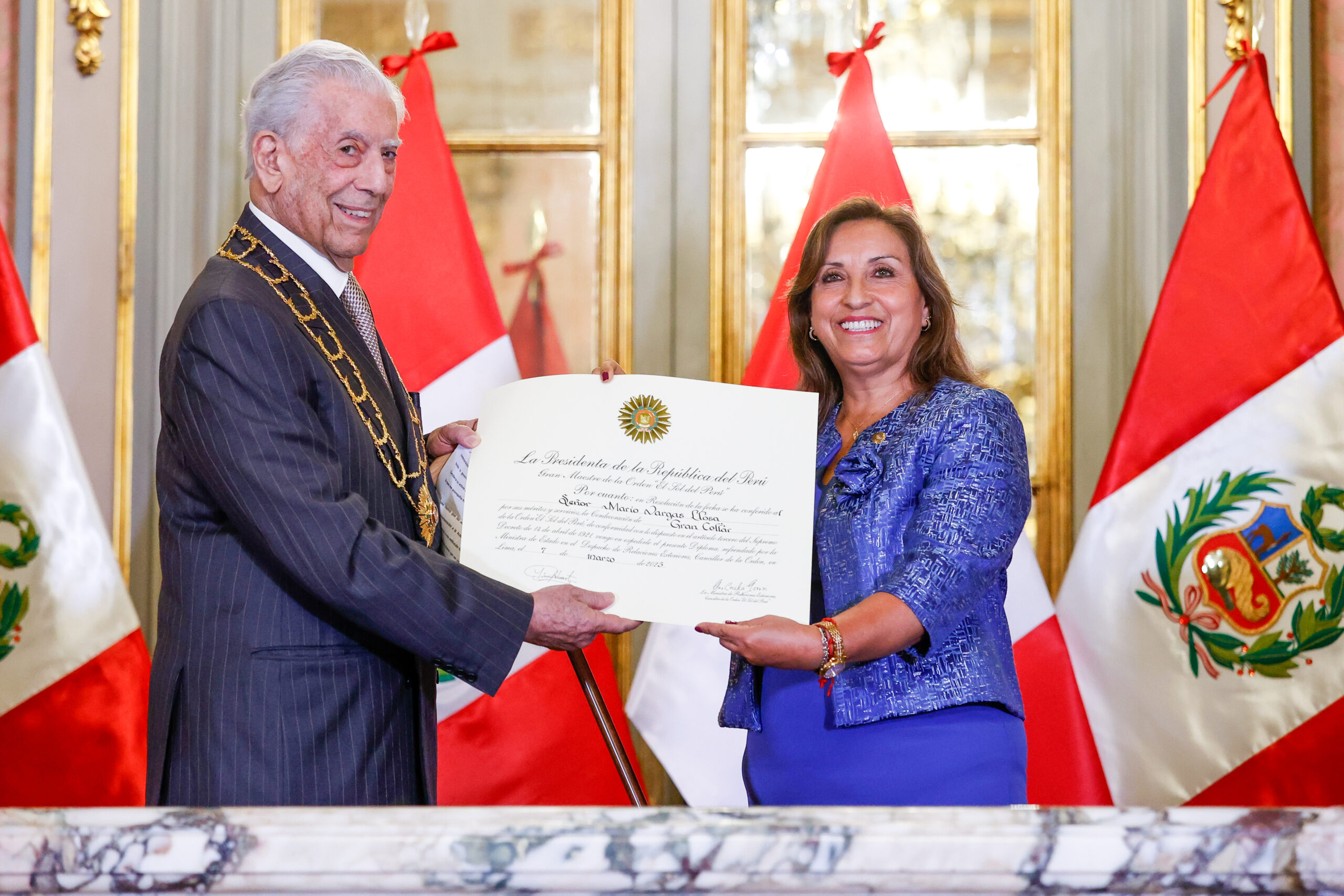PERÚ: Presidenta Boluarte condecora a Mario Vargas Llosa con la Orden el Sol del Perú en el Grado de Gran Collar