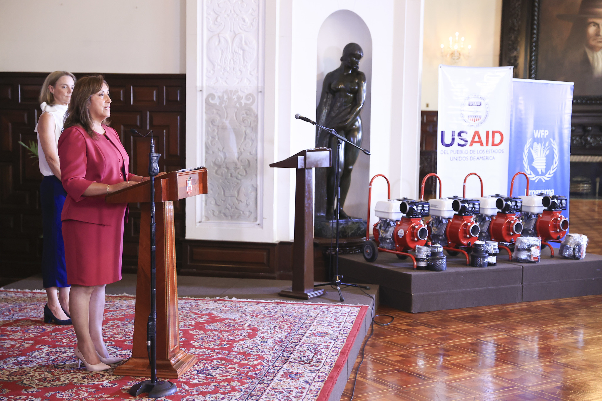 PERÚ: Presidenta Boluarte participó en ceremonia de donación de maquinaria de USAID en apoyo a regiones afectadas por las lluvias e inundaciones