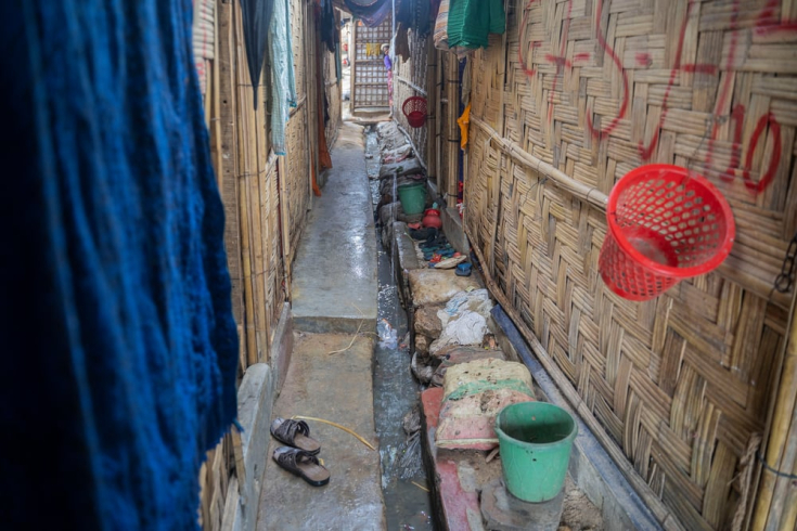 Espacios pequeños y estrechos y condiciones de vida insalubres de los refugiados rohingya desde el interior del campo 9, Balukhali, Ukhiya, Cox's Bazar, Bangladesh.