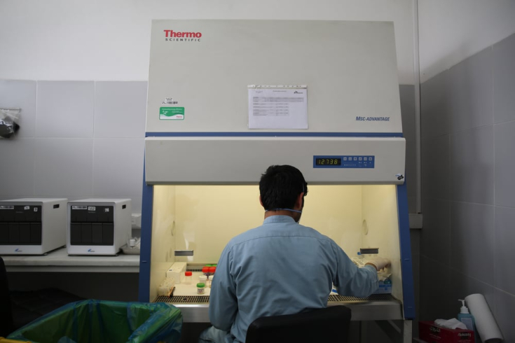 Un técnico de MSF analiza muestras en el laboratorio del hospital especializado en tuberculosis resistente a los medicamentos (TB-DR) que la organización médica tiene en Kandahar, Afganistán.