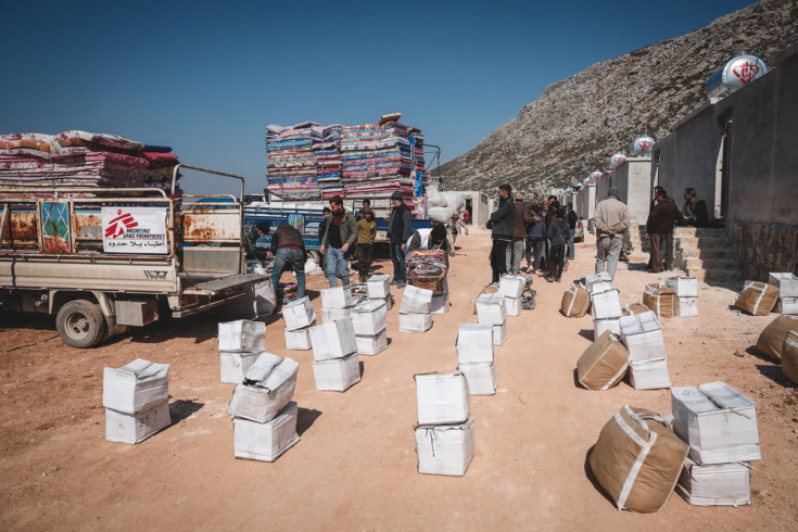 Distribución de artículos de primera necesidad en un centro de acogida de familias desplazadas por el terremoto situado cerca del pueblo de Tal Ammar, en las cercanías de la frontera turca al noroeste de Siria.
