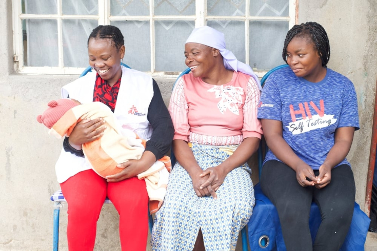 La trabajadora social de MSF Relative Chitungo recibió a Marvellous, a la derecha, el primer día que entró en la clínica Edith de MSF en busca de apoyo para su embarazo en Mbare (Zimbabue). 