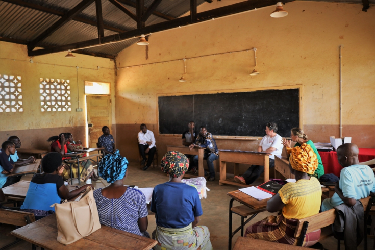 El personal de MSF imparte una sesión de formación a trabajadores sanitarios comunitarios en Sanga, en la provincia de Niassa, al norte de Mozambique, donde nuestros equipos han estado prestando apoyo a las autoridades sanitarias