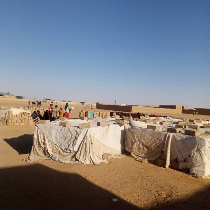 Miles de migrantes deportados desde Argelia se encuentran atrapados en Assamaka, en el desierto del norte de Níger.