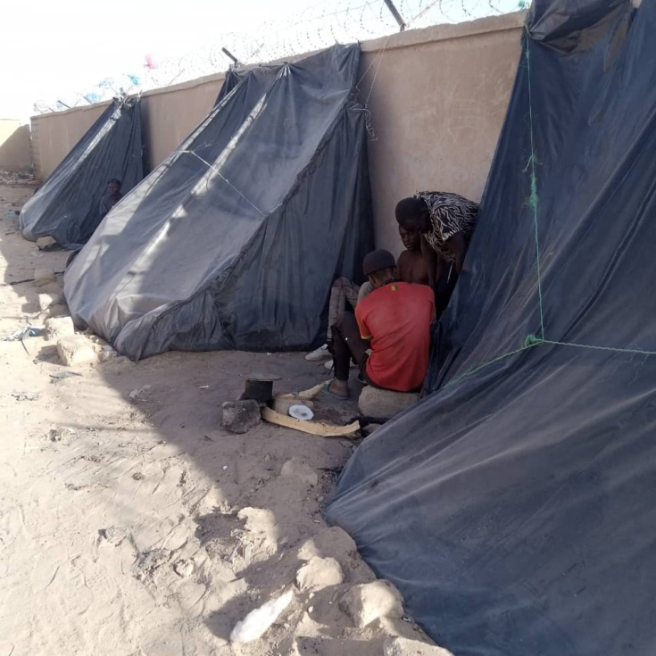 Miles de migrantes deportados de Argelia y abandonados en el desierto del norte de Níger están varados en Assamaka sin acceso a refugio, salud, protección o necesidades básicas.