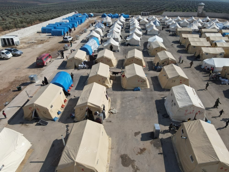 Campamento Hamam en Jindires. El campo se creó para acoger a 270 familias que se quedaron sin hogar tras los seísmos. MSF gestiona una clínica móvil en el campo para ofrecer servicios sanitarios esenciales a la población desplazada.