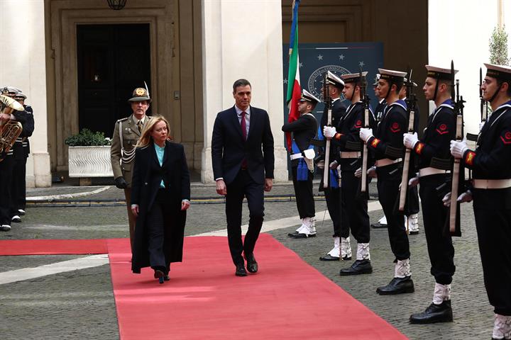 Pedro Sánchez y la primera ministra de la República Italiana, Giorgia Meloni, durante los honores militares
