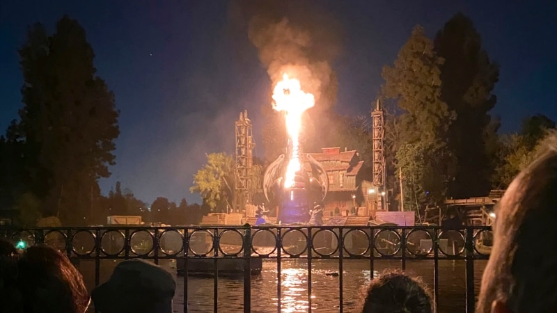 Dragón se incendia en el parque Disneyland de California