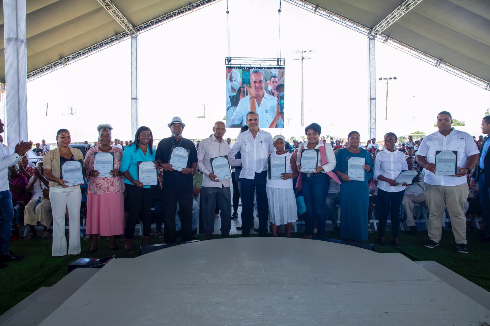 REPÚBLICA DOMINICANA: Presidente Abinader entrega 2,289 títulos de propiedad a familias de Sabana Grande de Boyá