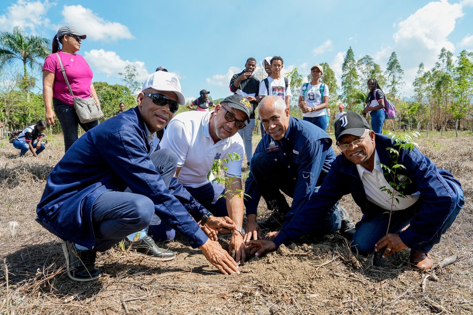 REPÚBLICA DOMINICANA: Con motivo del Día Mundial de La Tierra, Medio Ambiente realiza jornada de reforestación en Villa Altagracia