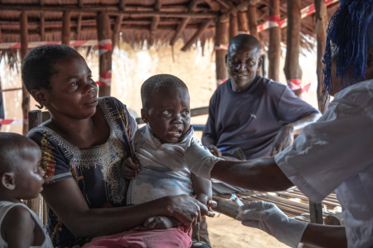 La pequeña Lominda acaba de ser vacunada contra el sarampión en un centro de MSF en la zona de salud de Bangabola, en República Democrática del Congo.