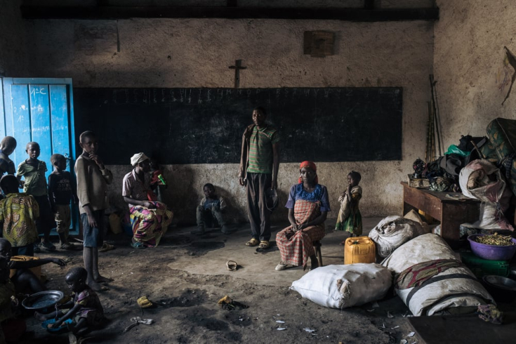 Personas desplazadas en una escuela, que en las últimas semanas se ha transformado en un sitio para personas internamente desplazadas. Julio 2022, en la provincia de Kivu Norte. 