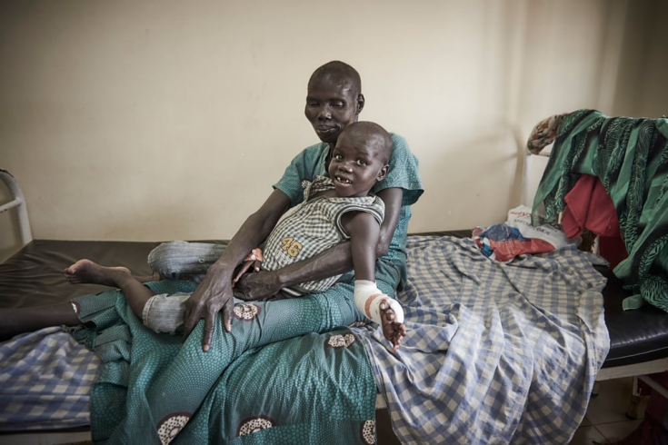 Hoth y su madre en el hospital de Ameth-Bek, en Abyei.