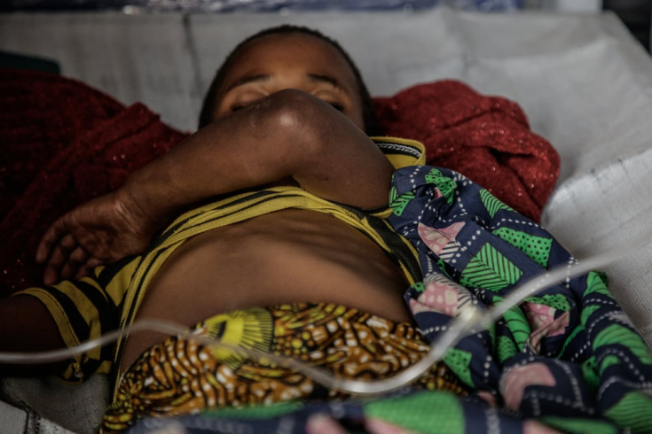 La madre de Zawadi la llevó al centro de salud que apoyamos en Kanyaruchinya, ya que la niña sufría diarrea y vómitos durante dos días. Fue atendida en la unidad de tratamiento de cólera. 