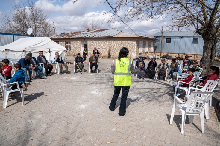 Una psicóloga de una organización apoyada por MSF lleva a cabo una sesión de apoyo psicosocial para hombres y mujeres en Başpınar (Küllüm), en los alrededores de la ciudad de Adıyaman.
