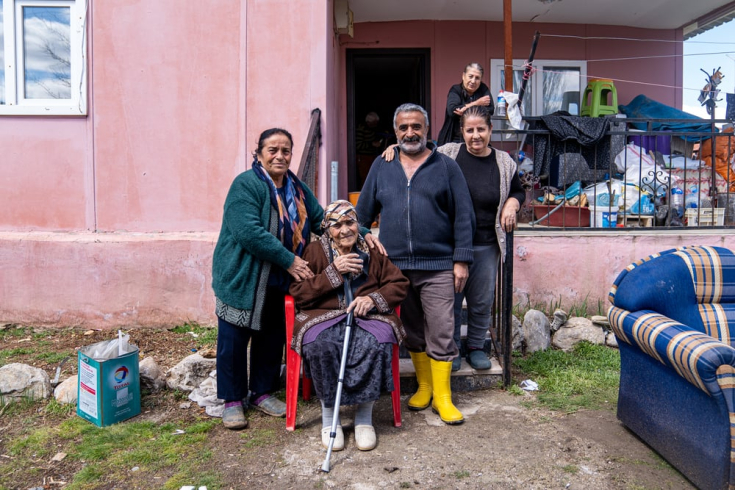 Semra Karaca, Sultan Kodaş, Hüseyin Kodaş y Şengül Kodaş (de izquierda a derecha) viven juntos en el pueblo de Ören a las afueras de Malatya, Turquía. Han sido muy afectados por los recientes terremotos, y también por las grandes inundaciones de la región