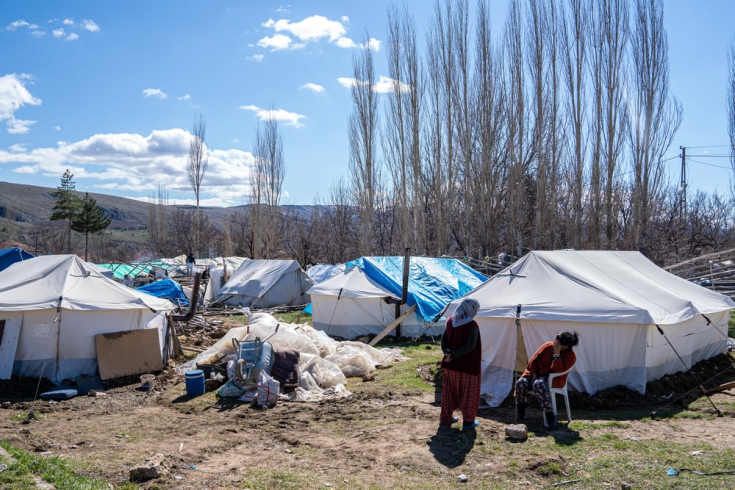 Las personas se refugian de forma temporal en tiendas tras los terremotos y las inundaciones que afectaron el pueblo de Polat, en Malatya, Turquía.
