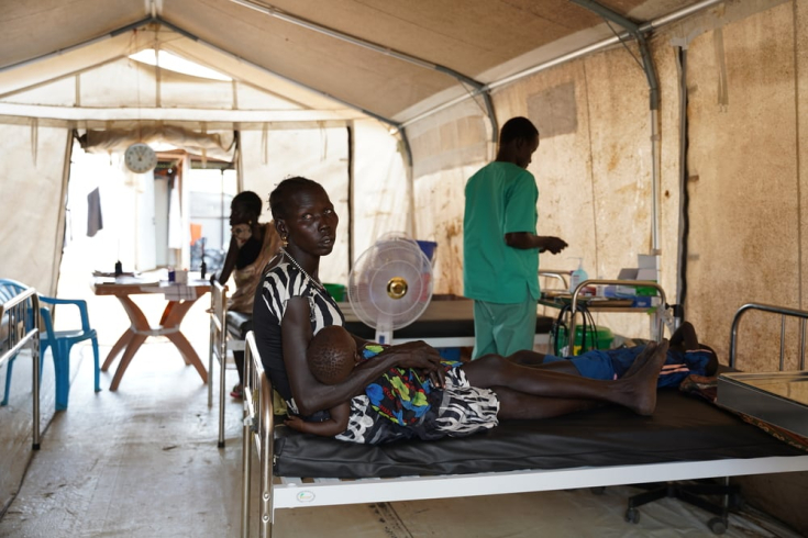 Kondit Akuer ha llegado buscando atención para su hijo enfermo de malaria a la clínica de MSF (Unidad de Salud Pública) que ofrece servicios ambulatorios en la ciudad de Maruwa.