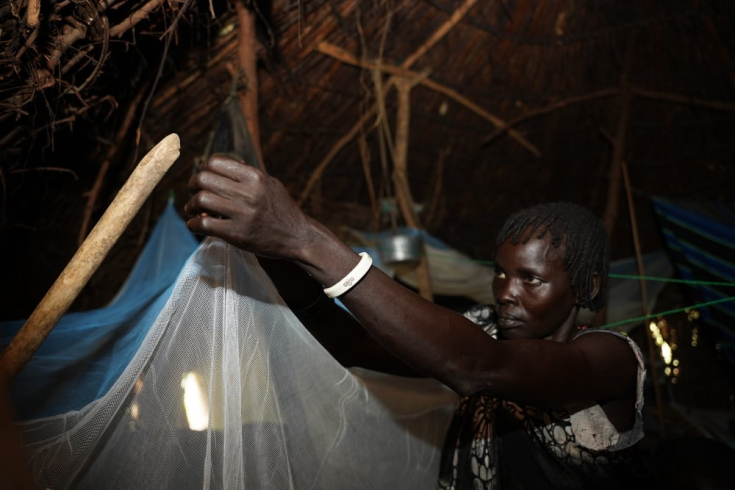 Kirer Koleka y su hija acaban de instalar uno de los nuevos mosquiteros recibidos del equipo de distribución de MSF en Maruwa.