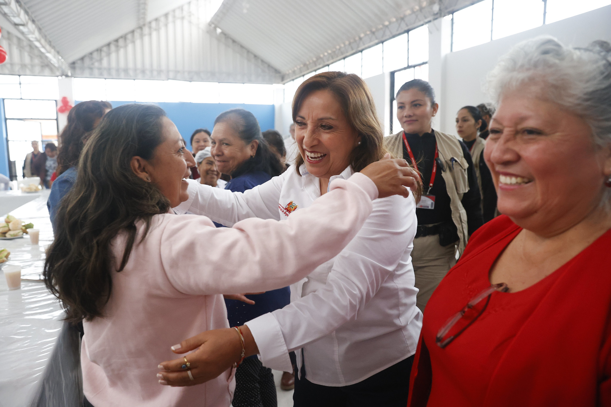 Presidenta Boluarte visita comedor popular de Carabayllo que atiende a población vulnerable desde más de 25 años