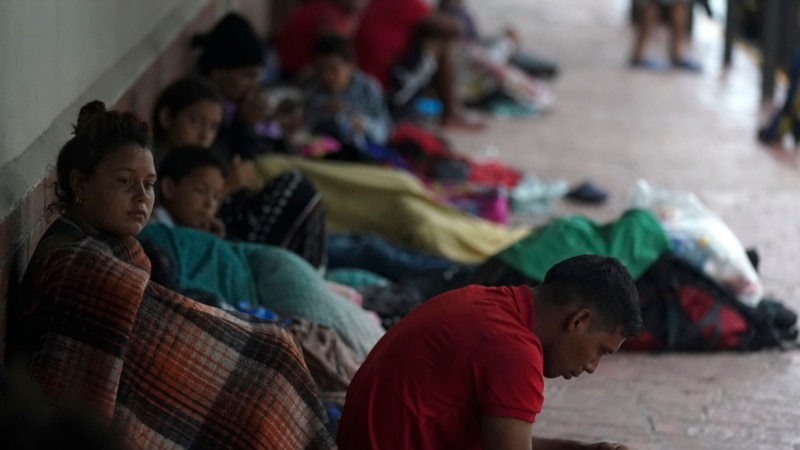 Menos llegadas de venezolanos a la frontera sur de EEUU contribuyen a un desplome de cruces ilegales