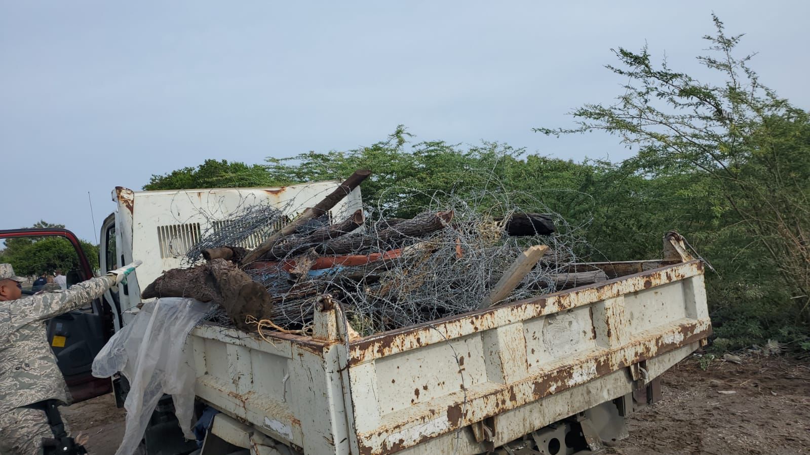 REPÚBLICA DOMINICANA: Ministerio de Medio Ambiente inicia proceso de derribo de alambradas ilegales dentro de Las Dunas de Baní