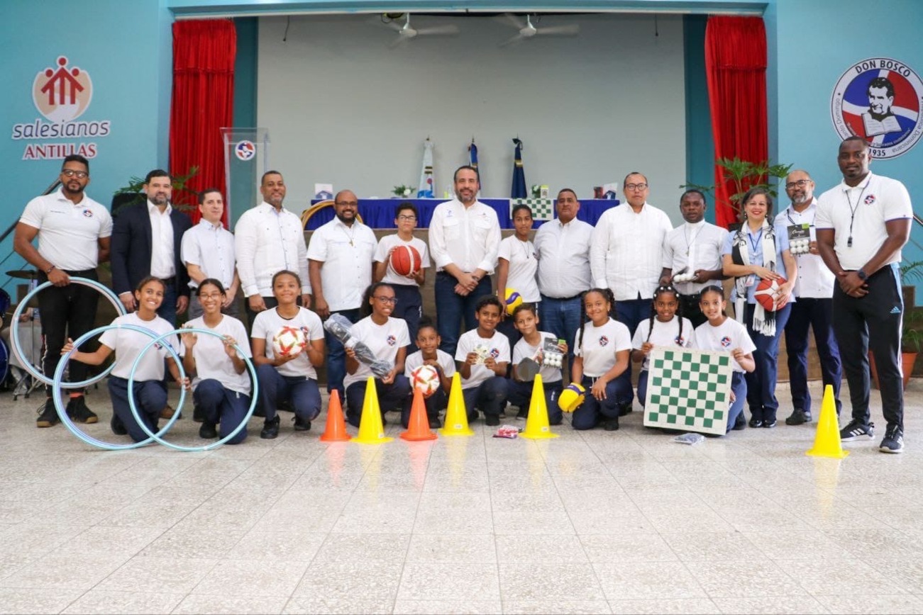 REPÚBLICA DOMINICANA: Instituto Nacional de Educación Física entrega utilería deportiva y canchas remozadas al Colegio Don Bosco del DN